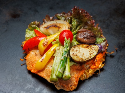 季節の焼き野菜をたっぷりトッピングしたベジタブル玉1,738円。