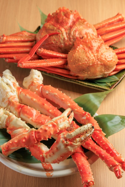 繊細な甘みととろける食感のズワイガニと、濃厚な旨みが詰まったタラバガニ。