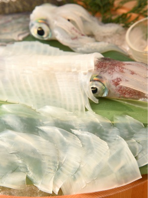 こりこりとした食感がたまらない山口県・萩直送の泳ぎイカお造りもおすすめ。