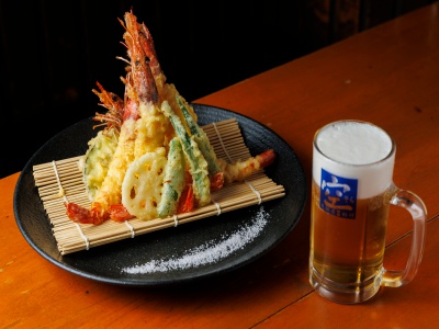 サクサクの衣をまとったぷりぷり食感の大海老や、旬の地野菜が入った豪華な天ぷら盛り合わせ。