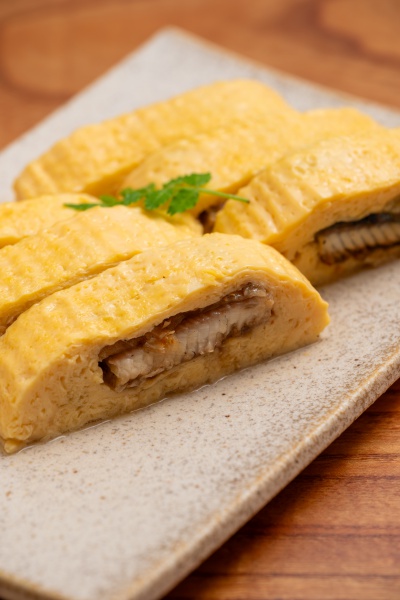 う巻き1,600円や肝焼き1,200円、うざく1,480円など、うなぎの魅力を堪能できる一品料理も揃う。