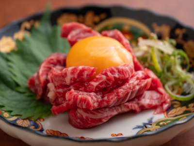 濃厚なタレが食欲をそそる厳選炙りユッケは鮮度抜群。黄身とよく絡めて召し上がれ。