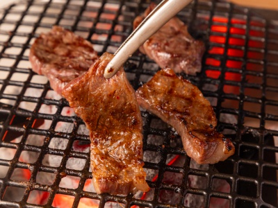 炭火の豊かな香りをまとわせた焼肉は、心躍る美味しさ。肉の部位に合わせた味付けも美味。