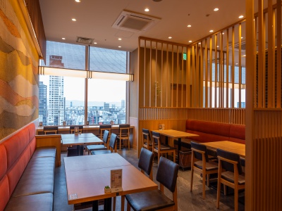 上質な空間も江戸川の魅力のひとつ。大きな窓から心斎橋の街並みを望み、ゆったりと食事を楽しめる。