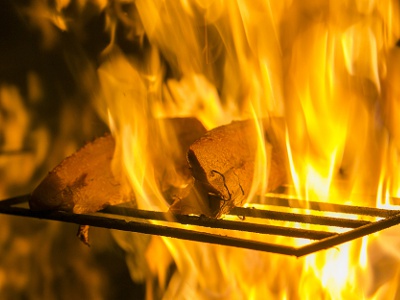 高地県などから直送される新鮮な鰹を目の前で豪快に焼き上げる。