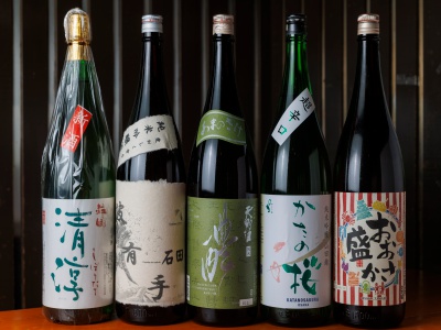 大阪府内の酒蔵が醸した日本酒が常時20種類以上揃う。大阪のシンボルが描かれたラベルのお酒も。