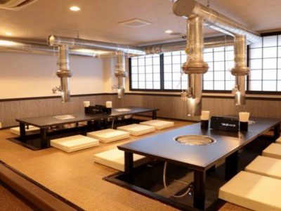 温かみのある店内でゆったり食事を楽しめる。宴会にぴったりな広々としたテーブルも。