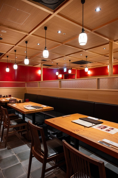 艶やかな朱色を基調とした、非日常感あふれる店内にも注目を。個室も4室用意。グループでの利用にも最適だ。