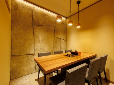 2Fには3つの個室を完備。落ち着いた空間で、ゆっくりと食事を楽しめる。