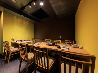 グループ利用に最適な個室も完備。詳しくは店舗に問い合わせを。