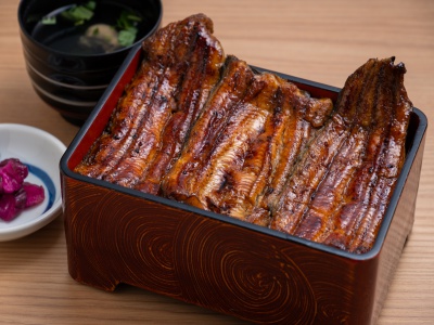 鰻蒲焼を1尾半たっぷり堪能できる特上重6,000円は、肝吸いと香の物付き。鰻の旨みを味わい尽くそう。