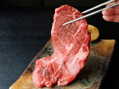 なにわ黒牛の鉄板焼き3,500円（250ｇ）。大阪産の希少な黒毛和牛は上品な脂と旨みが特徴。