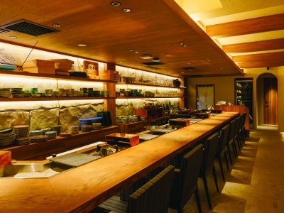 ライブ感満載のカウンター席。スタッフと気さくな会話も楽しみたい。