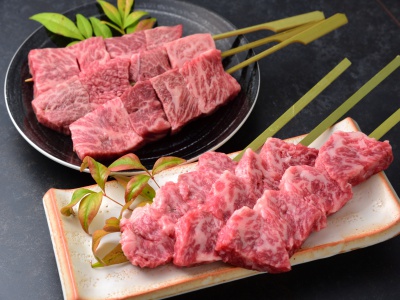 店内で捌いた黒毛和牛串1本1,500円。奥はA4～A5ランクの神戸牛串1本2,500円。