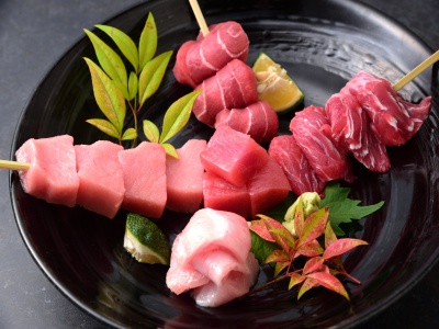 鮪全部串5,000円。寿司と同じ鮪の部位を贅沢に串で堪能できる。刺身と焼きから選べる。