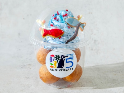 球体水槽「AQUATERRA」をイメージした、もちぷる食感のわらびもちドーナツ780円。