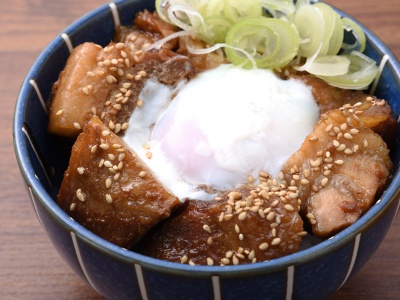 店内で作るチャーシューは麺の他にロマン丼で食べられる。