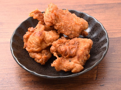 ジューシーなからあげ3 個300 円などサイドメニューも充実。
