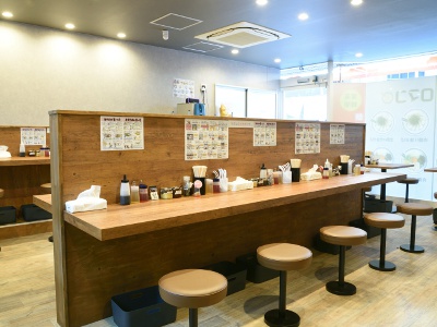 店内はカウンター中心で一人でも気軽に入りやすい。