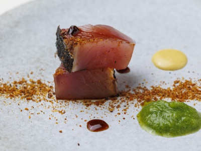 魚粉を使い食物連鎖を表現したブリの炙りは、フレンチを思わせる一皿。
