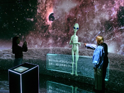 宇宙人との交流を楽しみつつ、記念撮影もできる遊び心あふれる空間も。