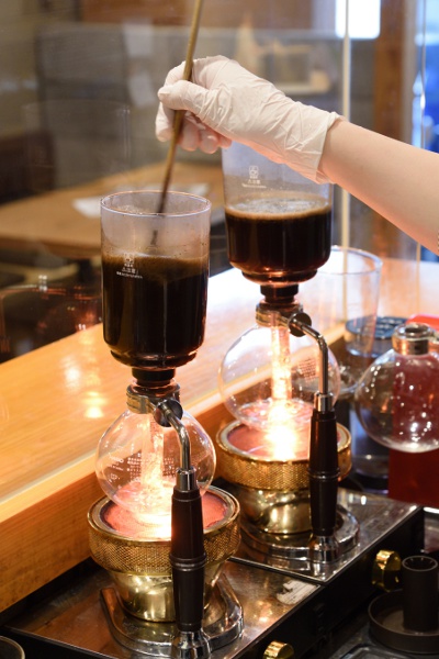 コーヒー580円。厳選された豆とサイフォンで淹れる、自慢のコクと香りに酔いしれて。