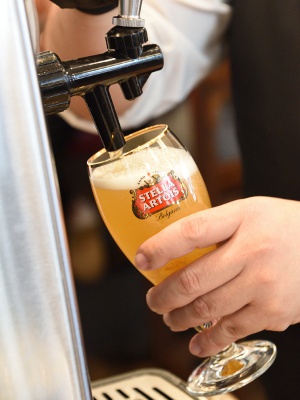 比利時生啤酒“Stella Artois”，880日圓起。