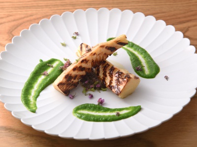 旬の野菜を一皿に。菜の花のペーストで彩りを添えた「たけのこのグリル」1,000円は春の一皿。