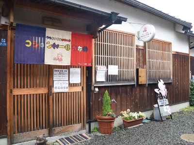 「コションドール」はフランス語で“金の豚”の意味。店内には愛らしい豚の置物が並び、温かな雰囲気が魅力。