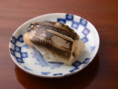 店主がぜひ食べてほしいと話す穴子の握り。関西伝統の腹開きにし、穴子の旨みをしっかり感じられるように炊く。