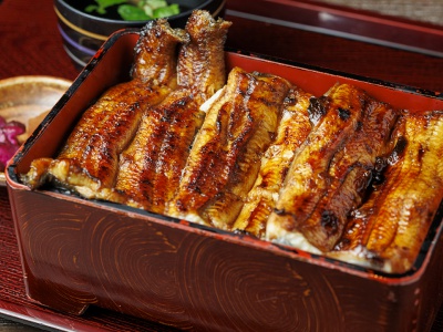 特上重6,000円。香ばしい蒲焼き1尾半をたっぷりと堪能できる贅沢な一品。肝吸いと香の物付き。