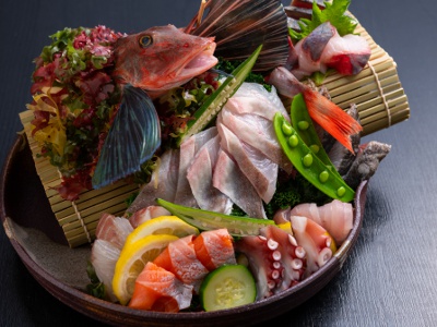 脂ののった美咲サーモンなど、大阪湾の新鮮な魚が入った大阪産のお造り盛り合わせは4人前4,500円～。内容は仕入れ状況によって変動。