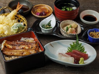 ミニ鰻重御膳3,600円。天ぷらや小鉢は、四季折々の食材を使用した季節感あふれる内容に変化する。