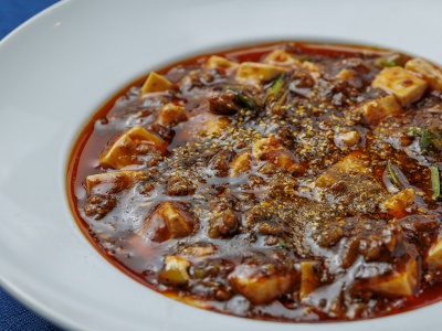 幸福麻婆豆腐1,300円。後味が良く何度でも食べたくなる秘密は、陳皮（みかんの皮）とぶどう山椒にあり。