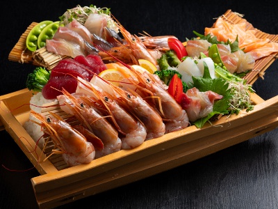 旬のお造り7種を彩りよく盛り付けた海鮮丼は2～3人前4,000円。