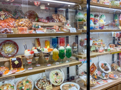 商品の購入はもちろん、食品サンプル制作などの体験も楽しめる。